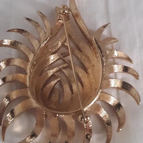 Vintage Monet Large Flower Gold Tone Pin Brooch(read description) - Picture 3 of 8